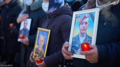 В Івано-Франківську вшанували героїв, полеглих на Майдані та у битві за Дебальцеве
