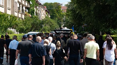 В Ужгороді попрощалися з полеглим воїном Віталієм Петюшкою В Ужгороді попрощалися з полеглим воїном Віталієм Петюшкою