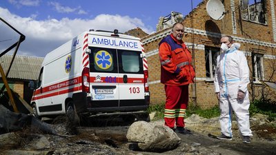 Розстріляні та спалені: під Харковом збирають тіла вбитих російських військових Розстріляні та спалені: під Харковом збирають тіла вбитих російських військових