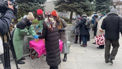 Всесвітній день бідних: у Києві волонтери роздали їжу нужденним Всесвітній день бідних: у Києві волонтери роздали їжу нужденним