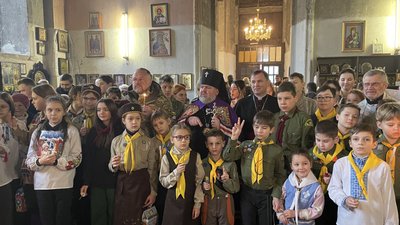 Харківські пластуни передають настоятелям храму Іоанна Богослова Православної Церкви України Вифлеємський вогонь миру Харківські пластуни передають настоятелям храму Іоанна Богослова Православної Церкви України Вифлеємський вогонь миру