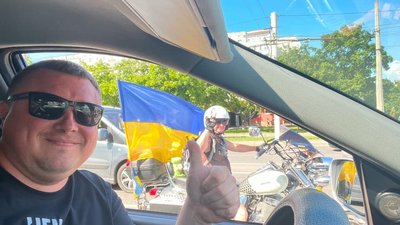 Олександр Клімас на мотоциклі з прапором України