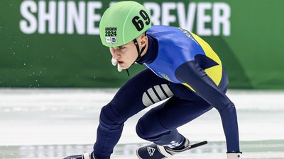 Володимир Мельник під час змагань з шорттреку.