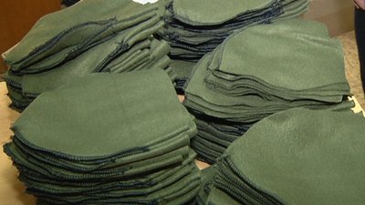 Дві сестри зі своїми дітьми в Житомирі від лютого пошили майже 40 тисяч балаклав для ЗСУ Дві сестри зі своїми дітьми в Житомирі від лютого пошили майже 40 тисяч балаклав для ЗСУ