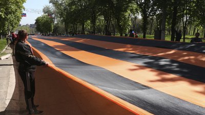300-метрове "смугасте простирадло". 9 травня в тимчасово окупованих українських містах