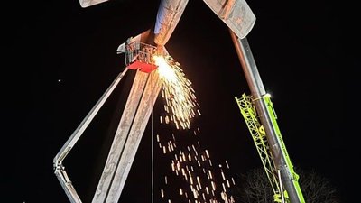 У Тернополі демонтували радянський літак У Тернополі демонтували радянський літак