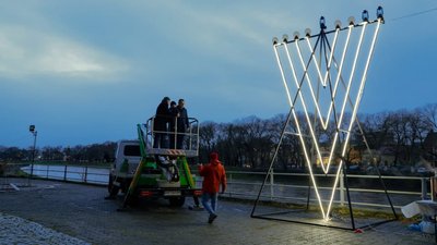 Другу свічку запалили на ханукальній 8-метровій менорі в Ужгороді Другу свічку запалили на ханукальній 8-метровій менорі в Ужгороді