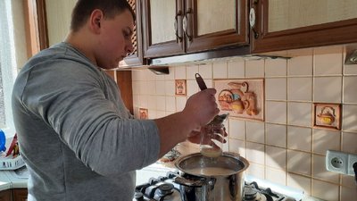 Тернополянин виготовляє згущене молоко для українських бійців Тернополянин виготовляє згущене молоко для українських бійців