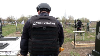 На Чернігівщині до поминальних днів піротехніки перевіряють кладовища на наявність вибухівки На Чернігівщині до поминальних днів піротехніки перевіряють кладовища на наявність вибухівки