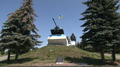 “Хто хоче купити — нехай сам його і демонтує”: у Дубні на Рівненщині не можуть продати танк-монумент “Хто хоче купити — нехай сам його і демонтує”: у Дубні на Рівненщині не можуть продати танк-монумент