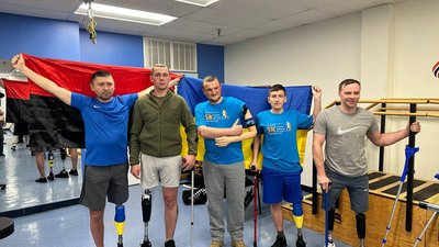 Втратив ногу та пальці руки, а зараз допомагає іншим: історія військового з Одеси