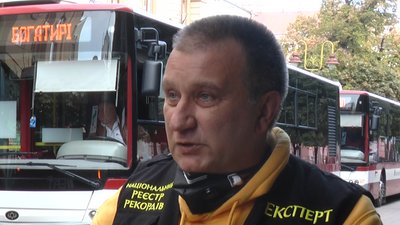 Встановили рекорд. У Франківську спортсмени тягнули 9 комунальних автобусів Встановили рекорд. У Франківську спортсмени тягнули 9 комунальних автобусів