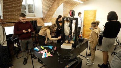 Дідусь був би в шоці: Onuka зіграла на 3D-копіях інструментів Олександра Шльончика Дідусь був би в шоці: Onuka зіграла на 3D-копіях інструментів Олександра Шльончика