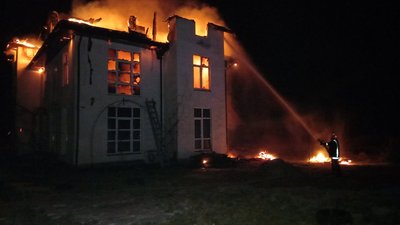 На Закарпатті загорівся будинок, в якому перебували четверо людей На Закарпатті загорівся будинок, в якому перебували четверо людей