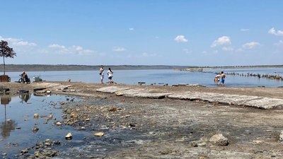 Коли купання в морі під забороною: як одесити проводять пляжний сезон на Куяльнику. ВІДЕО