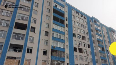 На фото багатоповерхівка, яка зазнала найбільше пошкоджень, через ракетку атаку, яку РФ завдала по громаді 18 лютого. Фото: 19 лютого 2023 рік. На фото багатоповерхівка, яка зазнала найбільше пошкоджень, через ракетку атаку, яку РФ завдала по громаді 18 лютого. Фото: 19 лютого 2023 рік.