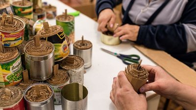 Освітяни з Дніпропетровщини виготовили майже півтори тисячі окопних свічок для ЗСУ