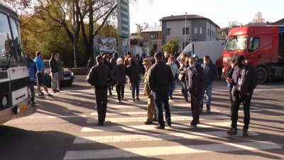 На Прикарпатті вдруге перекривають дорогу національного значення На Прикарпатті вдруге перекривають дорогу національного значення
