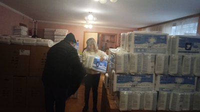 Допомога маломобільним людям. Сумський центр "Берегиня" видає засоби гігієни своїм підопічним