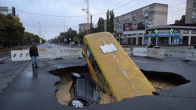 Маршрутка та автівка провалилися під асфальт на одній з вулиць в Одесі через сильну зливу