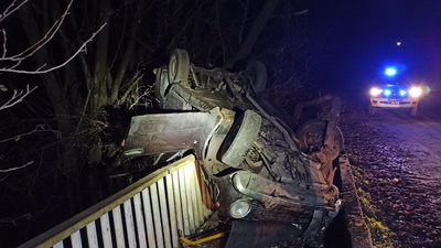 На Житомирщині автівка перекинулася і повисла з мосту – 17-річний пасажир у лікарні