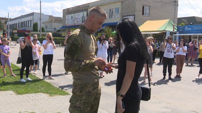 Війна коханню не завада: військовий з Вінниччини освідчився коханій у єдиний вихідний Війна коханню не завада: військовий з Вінниччини освідчився коханій у єдиний вихідний
