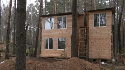 Прокуратура зобов'язала власника знести будинок, який він збудував посеред лісу біля Голубих озер