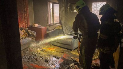 Рятувальники ліквідовують пожежу в Тростянці
