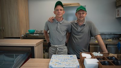 "У нас нова страва гірос, яку у місті ніхто не готує": у Дніпрі переселенець з Донеччини відкрив заклад вуличної їжі "У нас нова страва гірос, яку у місті ніхто не готує": у Дніпрі переселенець з Донеччини відкрив заклад вуличної їжі