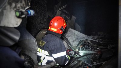 Рятувальники гасять пожежу фарбувального цеху, 22 липня 2023.