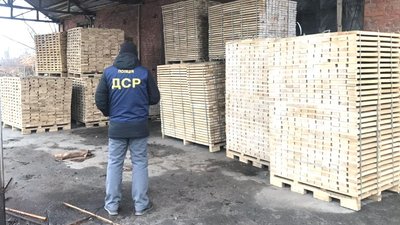 На Житомирщині викрили групу з підприємців та посадовців лісгоспу, які займалися незаконними рубками На Житомирщині викрили групу з підприємців та посадовців лісгоспу, які займалися незаконними рубками
