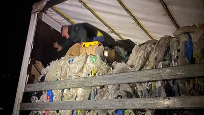 Львівські митники знайшли сир та взуття у відходах плівки