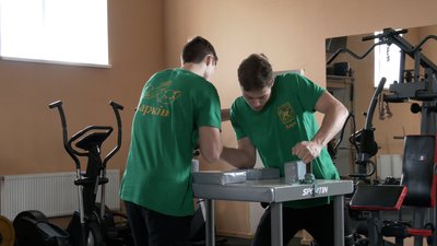 "Якраз хотіли підкачатися": історія про трійню братів-армреслерів з Харківщини "Якраз хотіли підкачатися": історія про трійню братів-армреслерів з Харківщини