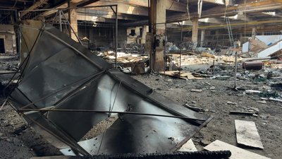 Зруйноване приміщення складу з товаром підприємця Олександра Карасьова у Хмельницькому
