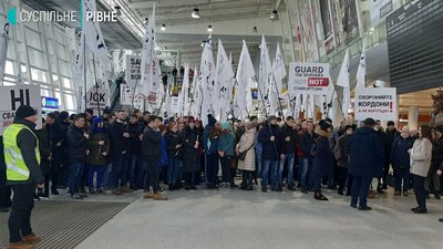 Працівники льонокомбінату з Рівного протестують біля аеропорту Львова Працівники льонокомбінату з Рівного протестують біля аеропорту Львова