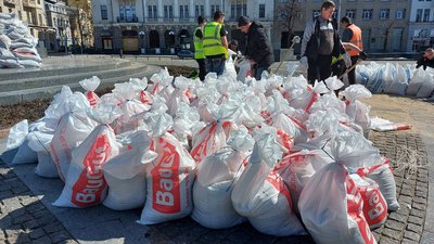 У Харкові волонтери та комунальники укріплюють пам’ятник Шевченку У Харкові волонтери та комунальники укріплюють пам’ятник Шевченку
