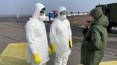 Українці повернулися з Китаю Українці повернулися з Китаю