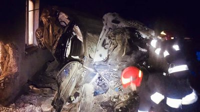 На Франківщині автомобіль в'їхав у житловий будинок. Загинула одна людина На Франківщині автомобіль в'їхав у житловий будинок. Загинула одна людина