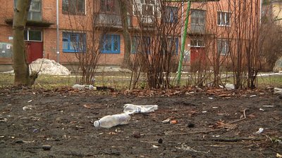 Сніг зійшов – частина житомирських дворів нагадує мінісміттєзвалище Сніг зійшов – частина житомирських дворів нагадує мінісміттєзвалище