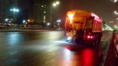 У Києві гідрослужби і техніка для протиожеледної обробки працюють у посиленому режимі — КМДА У Києві гідрослужби і техніка для протиожеледної обробки працюють у посиленому режимі — КМДА