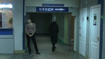 Сходами - до лікаря: в поліклініці у Луцьку місяць не працюють ліфти