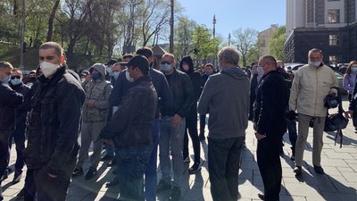 "Прийшли, тому що безробітні". Під Кабміном протестують підприємці "Прийшли, тому що безробітні". Під Кабміном протестують підприємці