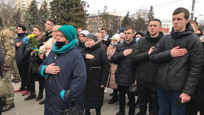 Три сотні людей у Луцьку прийшли вшанували пам'ять Героїв Небесної Сотні Три сотні людей у Луцьку прийшли вшанували пам'ять Героїв Небесної Сотні