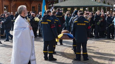 У Дніпрі прощаються з речницею ДСНС Євгенією Дудкою, яка отримала поранення під час ракетного удару У Дніпрі прощаються з речницею ДСНС Євгенією Дудкою, яка отримала поранення під час ракетного удару