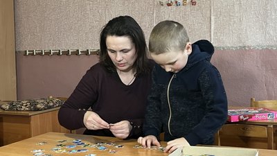 Марина та Марк на занятті у садку, складають пазли Марина та Марк на занятті у садку, складають пазли