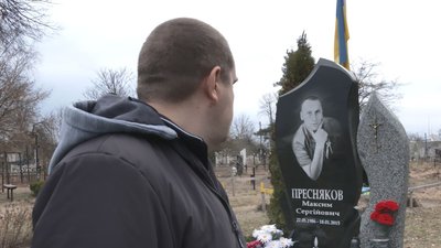 "Вісім років минуло, а воно не переживається", — мама загиблого черкаського "кіборга"