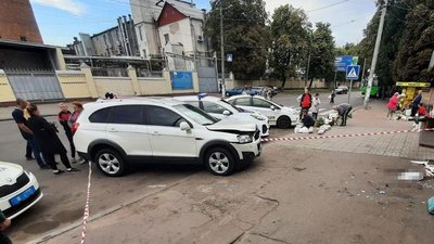 У Житомирі поліція з'ясовує обставини травмування двох людей у ДТП на Покровській У Житомирі поліція з'ясовує обставини травмування двох людей у ДТП на Покровській