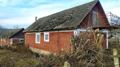 Пошкоджена черепиця у будинку, грудень 2023, Хмельниччина Пошкоджена черепиця у будинку, грудень 2023, Хмельниччина