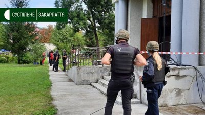 У Солотвині на Закарпатті шукають вибухівку в церкві У Солотвині на Закарпатті шукають вибухівку в церкві