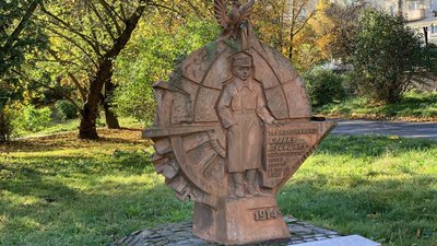 Пам’ятник Славку Луцишину в Сопільчому Пам’ятник Славку Луцишину в Сопільчому